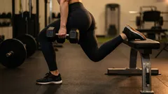 Jak prawidłowo wykonywać bułgarskie przysiady z wyskokiem: technika, typowe błędy i porady.